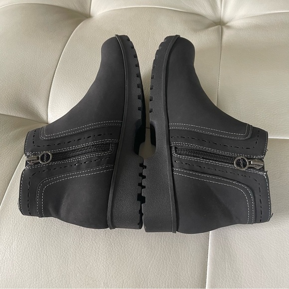J Sport Jenna Black Ankle Booties size 8 - Picture 6 of 13